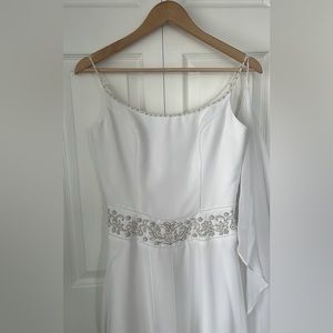 Simple vintage wedding dress with small train. Altered to size 6 petite